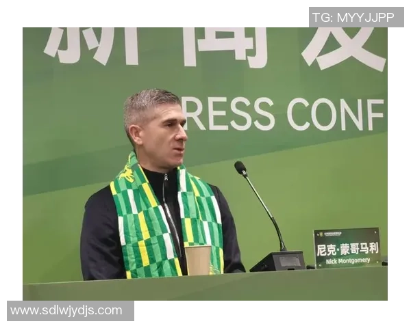 国安德籍经理马永明出席中国金球奖颁奖典礼并在签名墙上书写马字展现独特风采